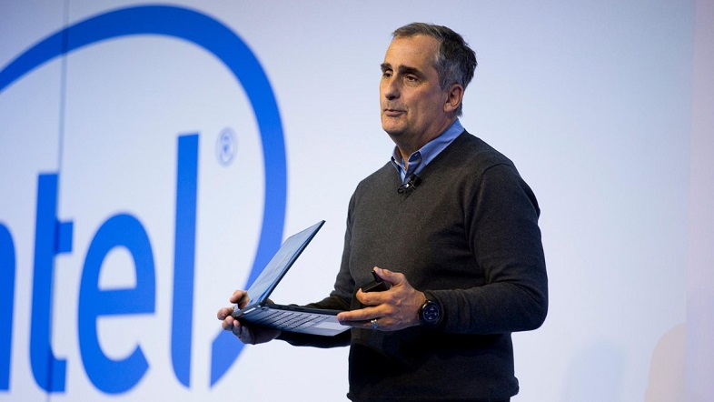Intel CEO showing the 10nm Cannon Lake notebook